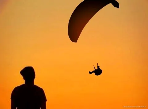 Sonnenaufgangs-Ballonfahrt vor einem Tag mit Gleitschirmfliegen bei Sonnenuntergang in Marrakesch
