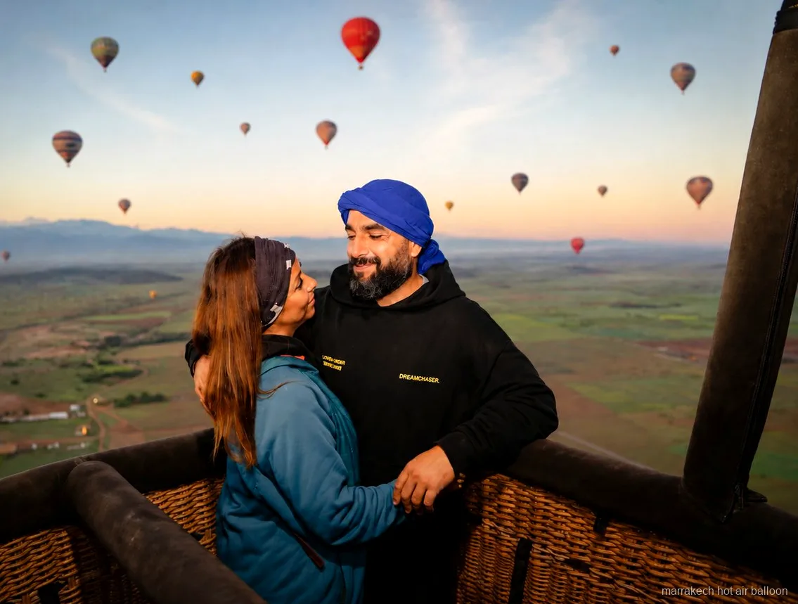 Blick auf ein Wüstental während einer Ballonfahrt mit Kamelritt-Kombination