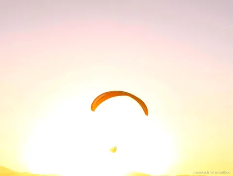 Tandem paraglidingvlucht boven het Atlasgebergte bij zonsondergang