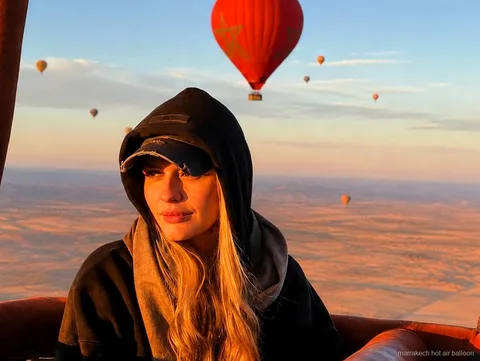 Mongolfiera che si alza all'alba sulla campagna di Marrakech