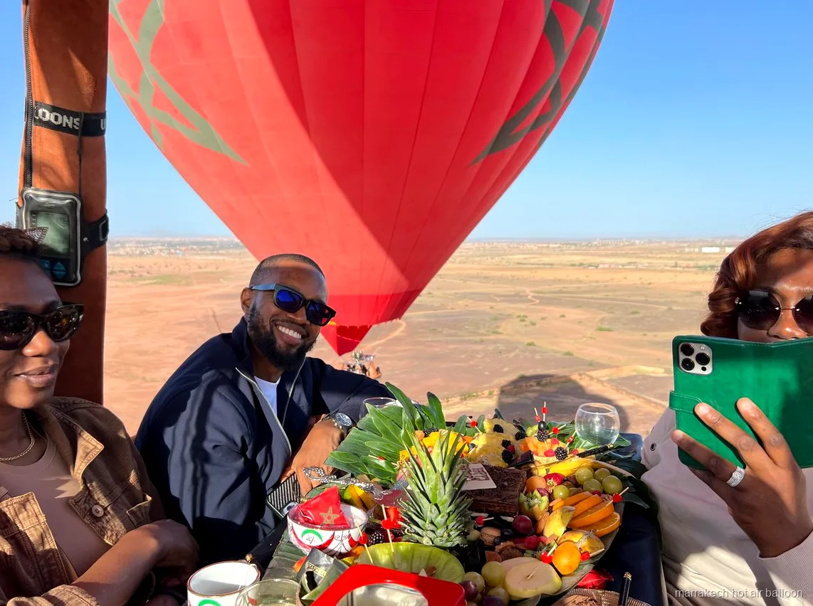Colazione berbera tradizionale servita dopo un volo in mongolfiera a Marrakech