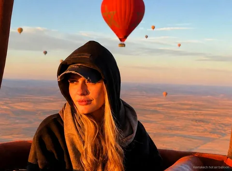 Globo aerostático elevándose al amanecer sobre el campo de Marrakech