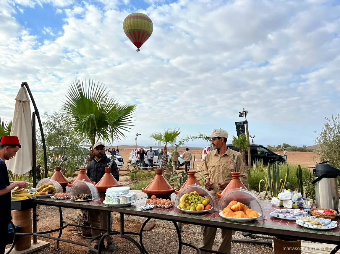 Luz del amanecer sobre douars rurales cerca de Marrakech durante un vuelo en globo
