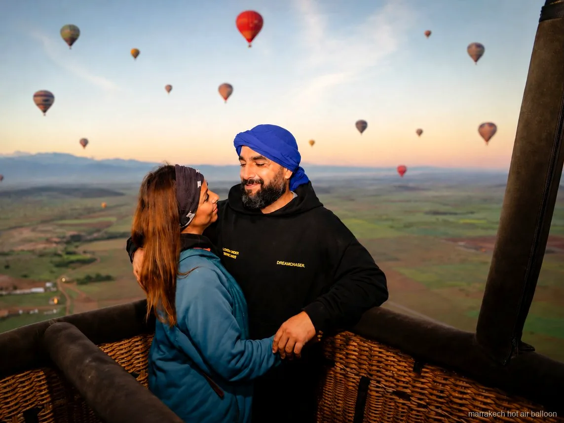 Vista de un valle desértico durante una combinación de globo y camello en Marrakech