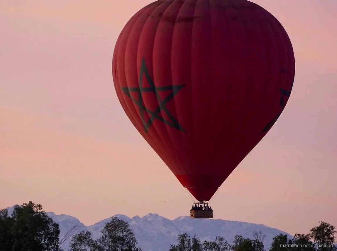 Cena marroquí servida tras un día de globo y parapente en Marrakech
