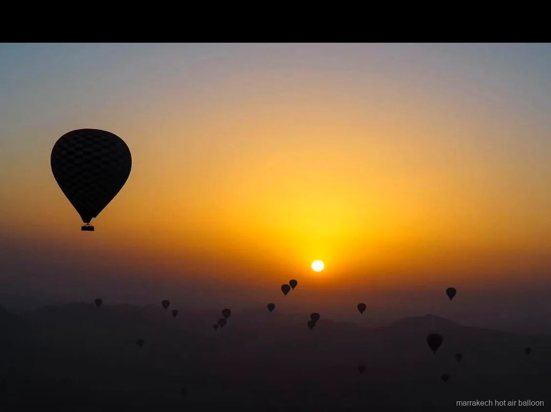 Luz del atardecer sobre las montañas durante un vuelo en parapente en Marrakech