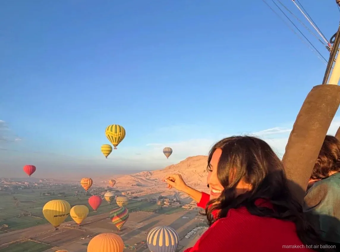 Lettini prendisole affacciati sul deserto di Agafay vicino a Marrakech