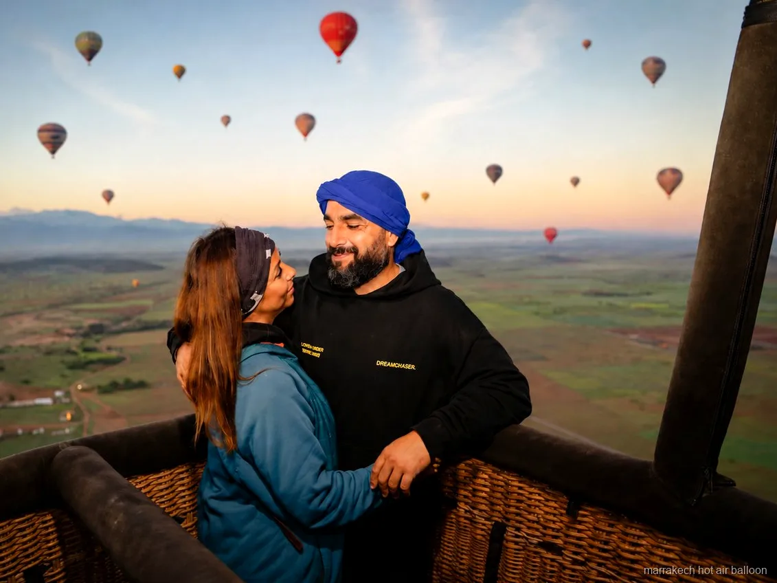 Vista su una valle desertica da un volo in mongolfiera con giro in cammello a Marrakech