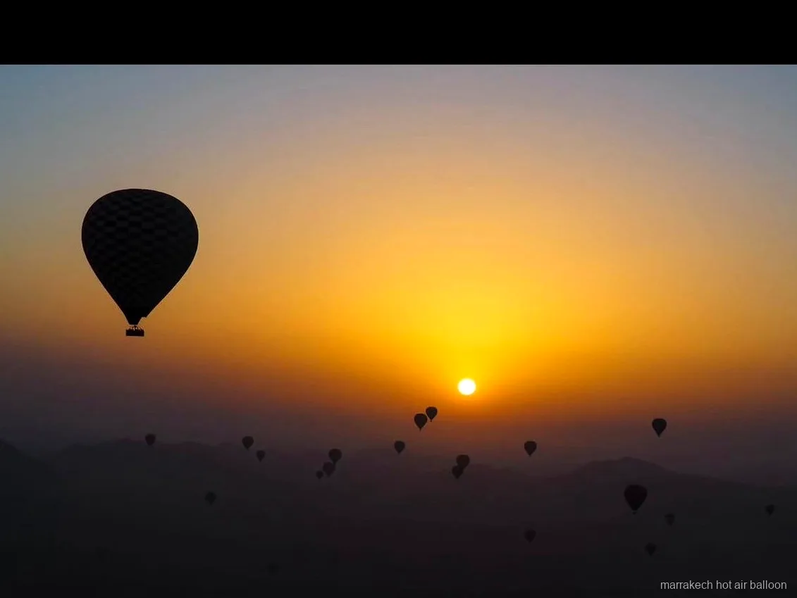 Luce del tramonto sulle montagne durante un volo in parapendio a Marrakech