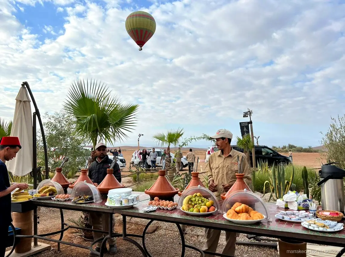 Luce dell'alba sui douar rurali vicino a Marrakech durante un volo in mongolfiera