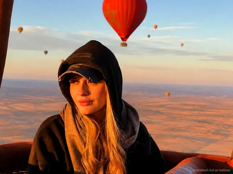 Montgolfière au lever du soleil au-dessus de la campagne de Marrakech
