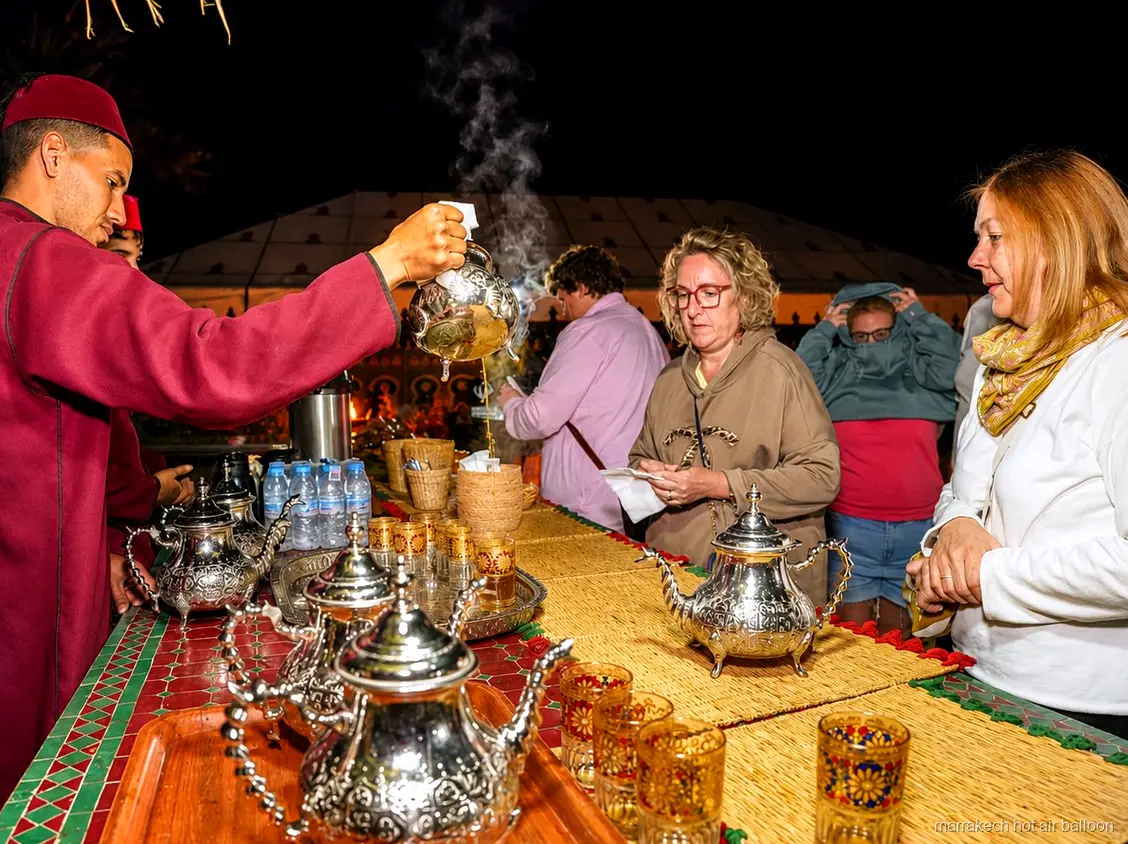 Buffet de petit-déjeuner marocain sous une tente caïdale après un vol en montgolfière