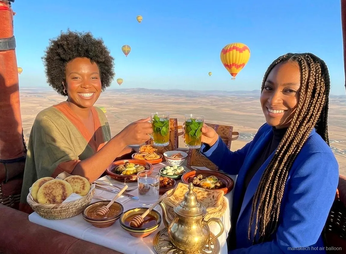 Sonnenaufgangsblick über der Wüste während einer privaten Ballonfahrt in Marrakesch