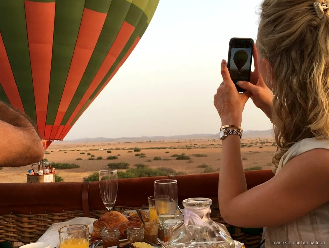Stel aan boord van een privé luchtballon boven het Atlasgebergte